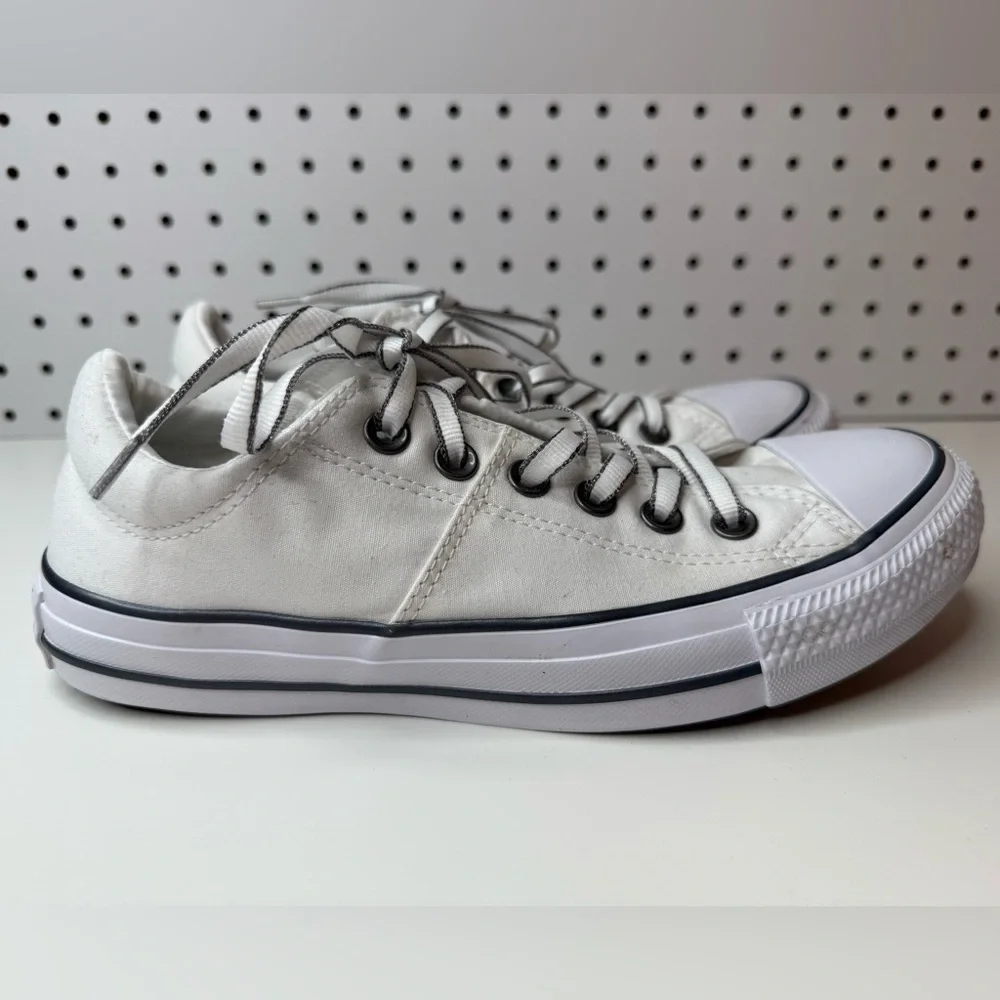 Converse Chuck Taylor All Star Low-Top Canvas Sneaker Women's 7 White & Black